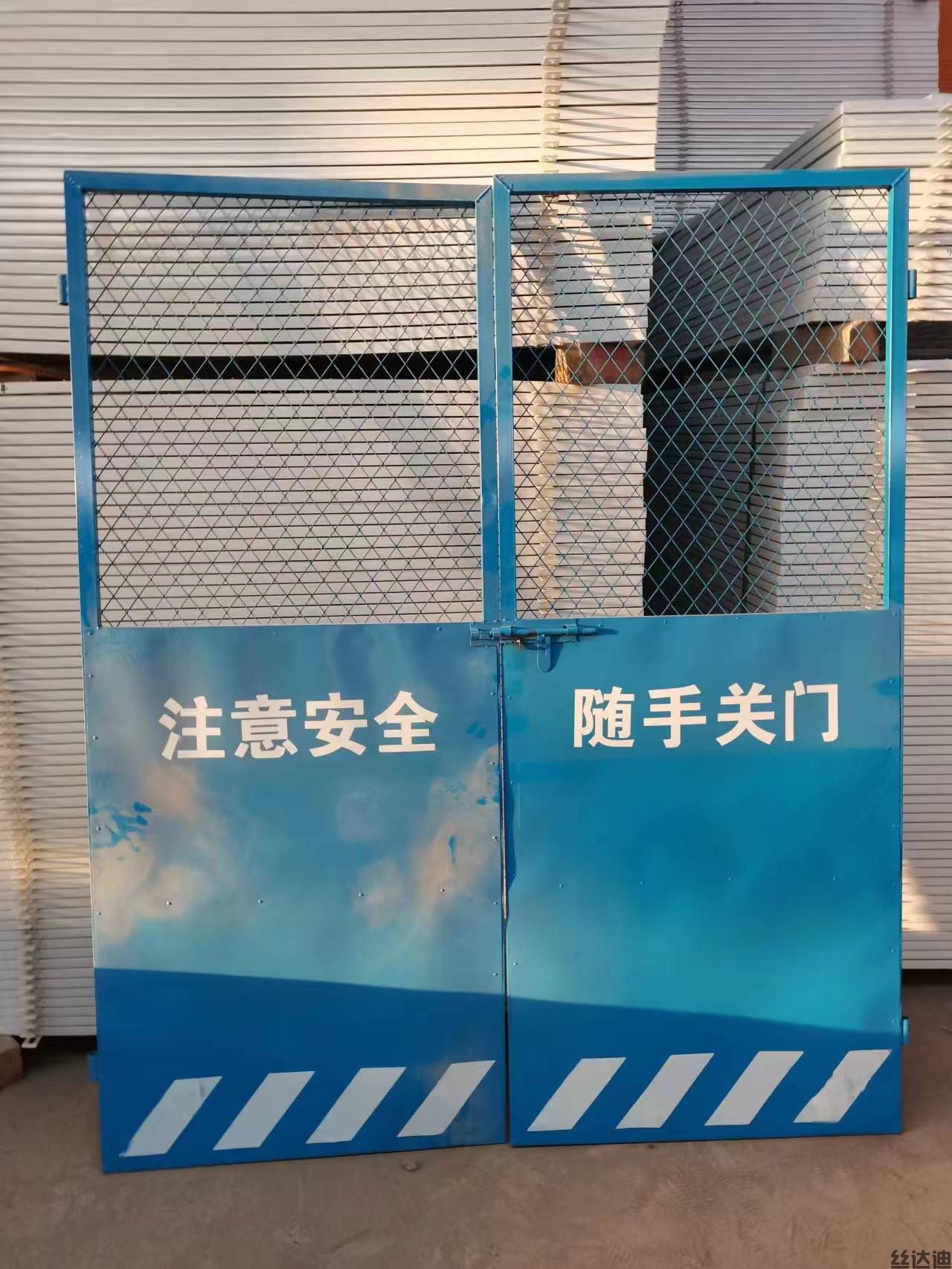 施工电梯门